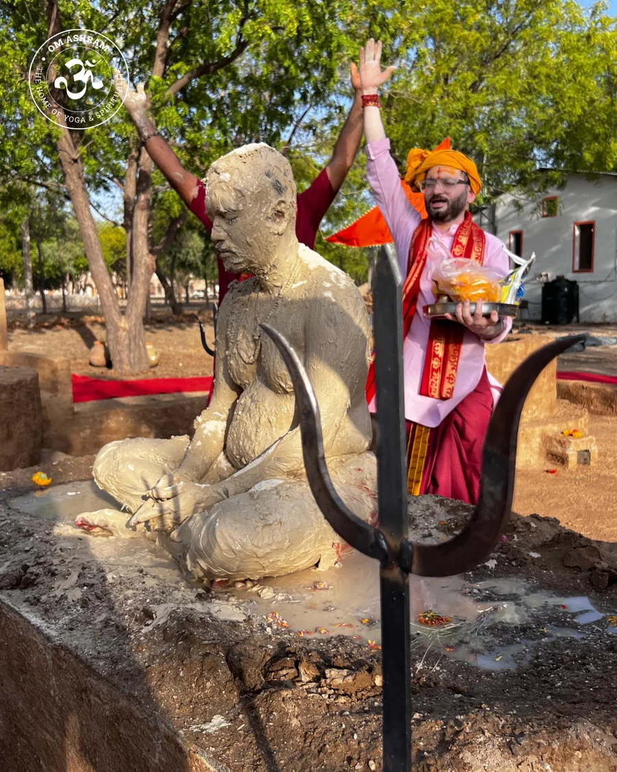 Param Pujya Mahamandaleshwar Swami Avatar Puri Ji Maharaj covered in sacred Bhasma ash after successful Day 1 Panch Dhuni Tapasya at OM Ashram.